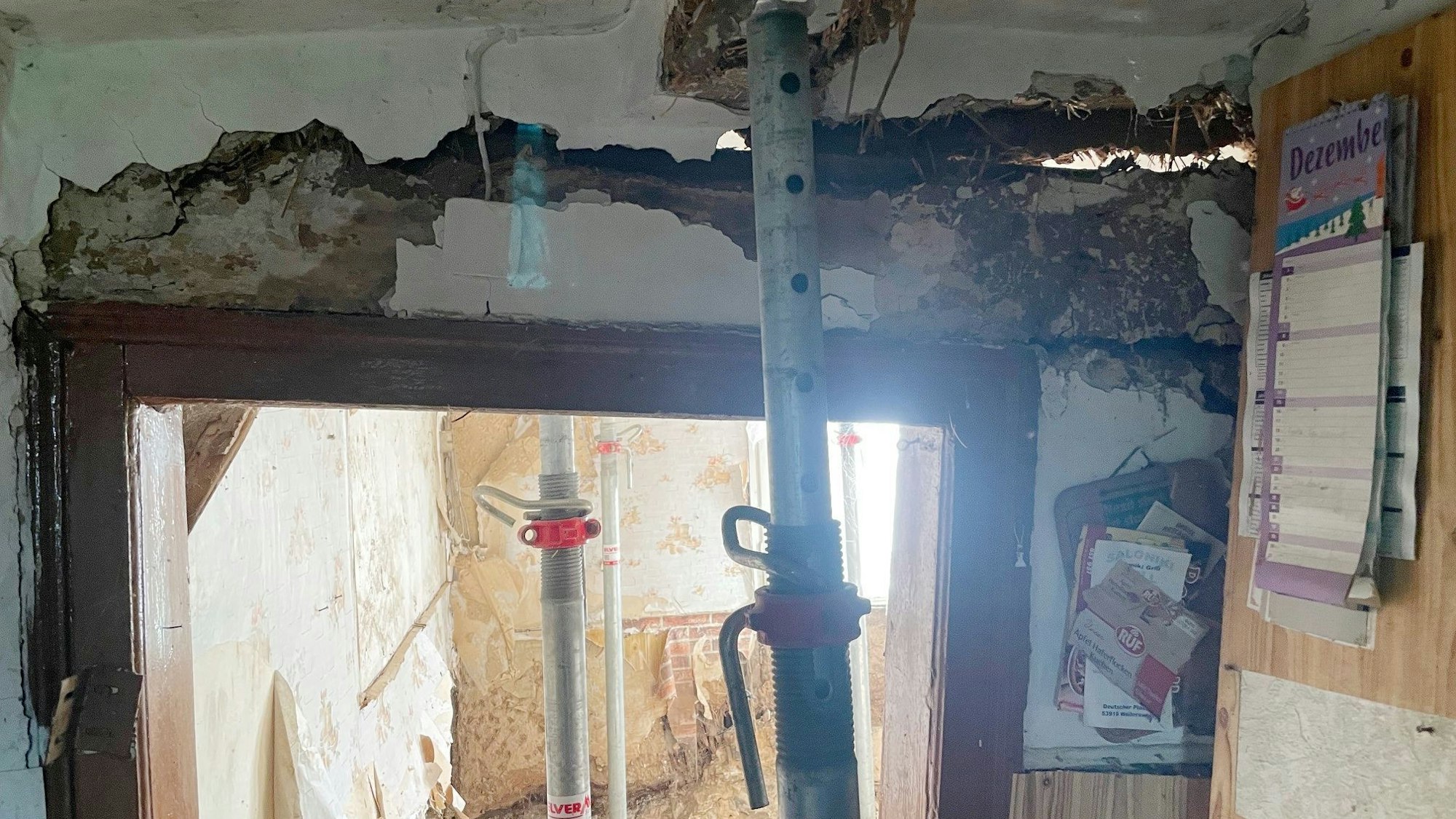 Das Bild zeigt einen fast zehn Zentimeter dicken Riss über eine Zimmertür.