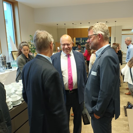 Menschen sprechen in kleinen Gruppen miteinander