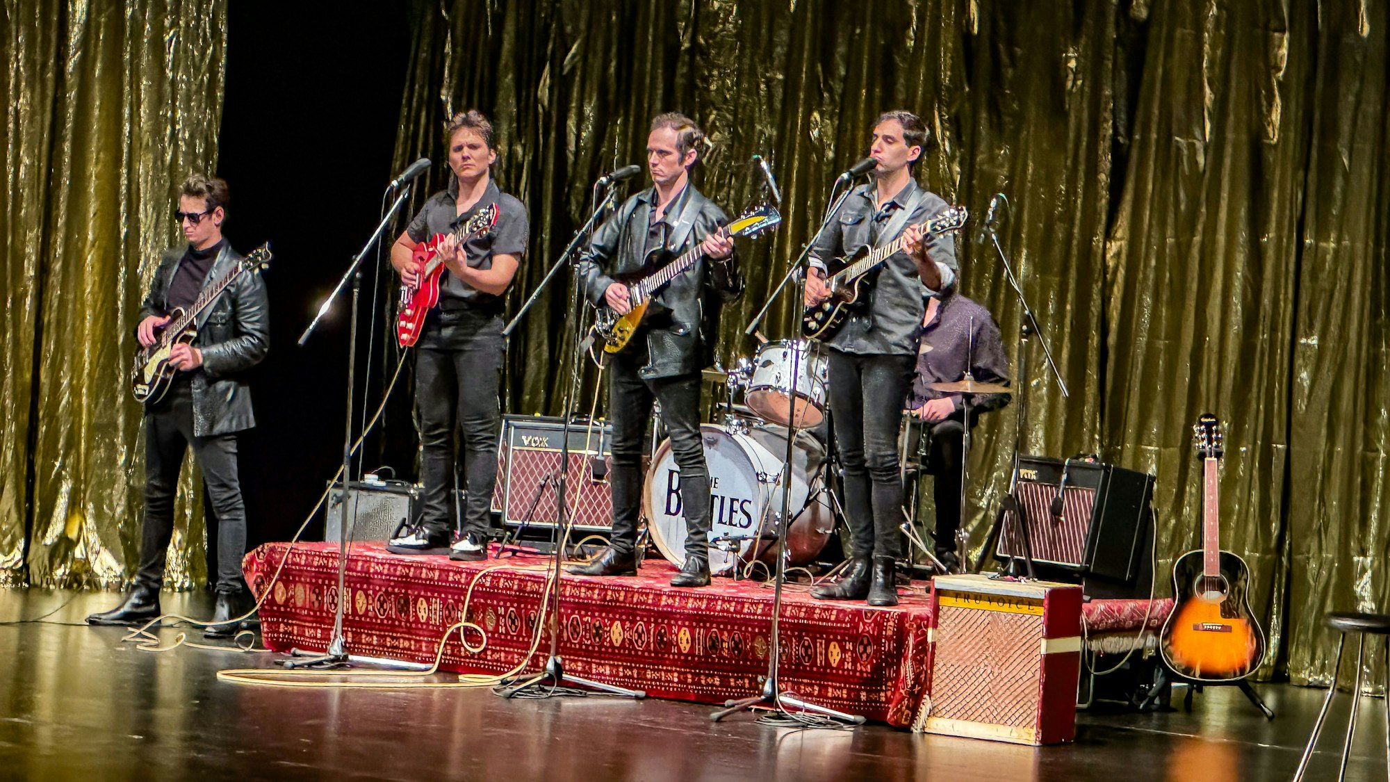 Das Altonaer Theater brachte das Musical „Backbeat – Die Beatles in Hamburg“ ins Forum Leverkusen.