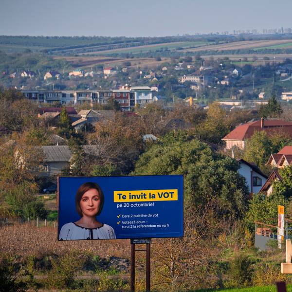 Ein Wahlplakat fordert die Leute in dem kleinen Land Moldau auf, wählen zu gehen.