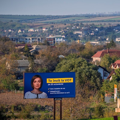Ein Wahlplakat fordert die Leute in dem kleinen Land Moldau auf, wählen zu gehen.