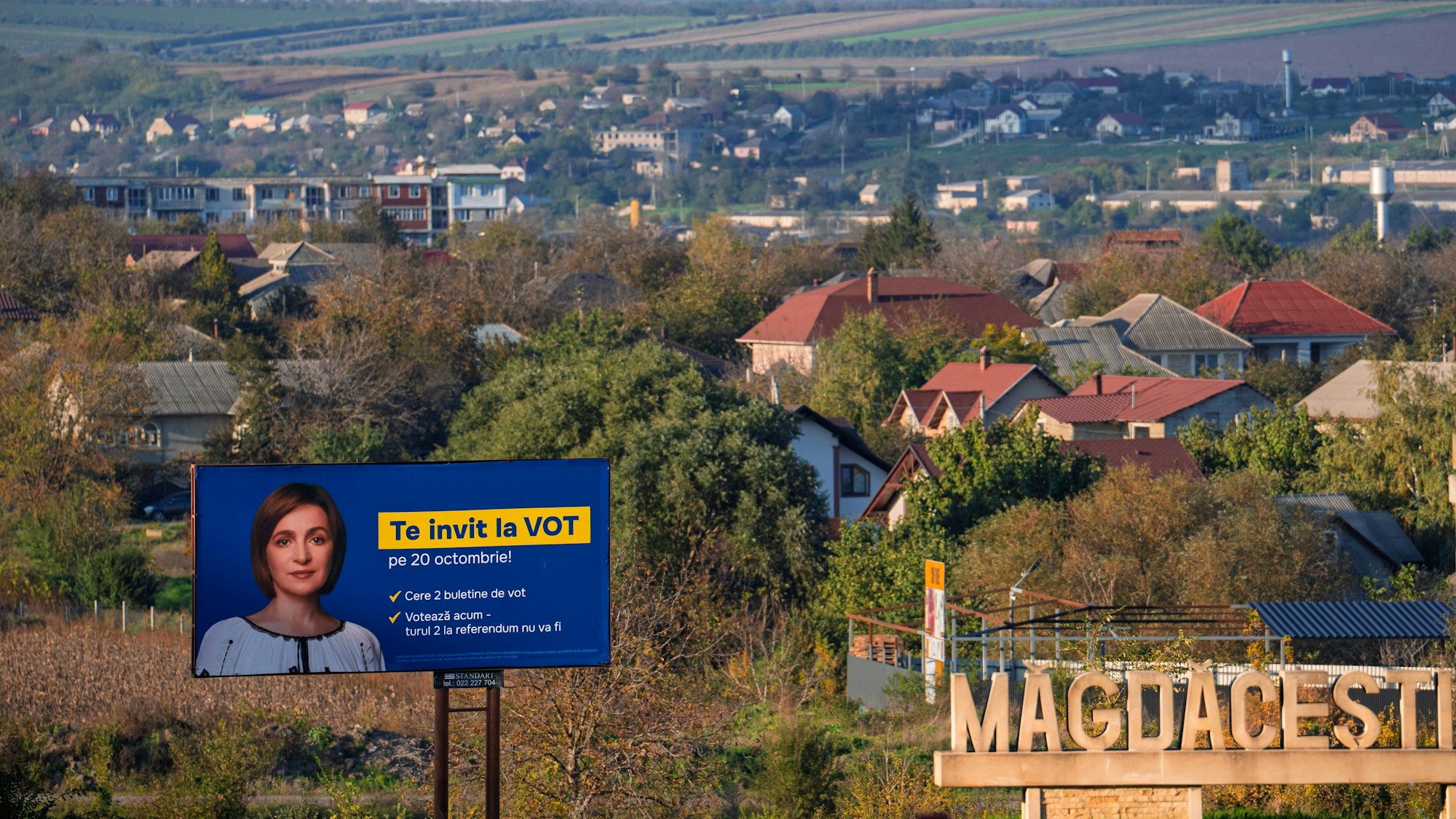 Ein Wahlplakat fordert die Leute in dem kleinen Land Moldau auf, wählen zu gehen.
