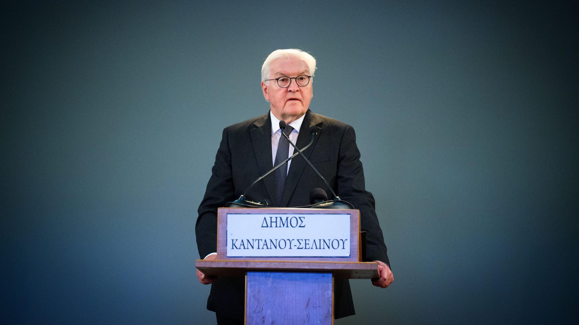 31.10.2024, Griechenland, Kandanos: Bundespräsident Frank-Walter Steinmeier spricht bei einer Gedenkveranstaltung für die Opfer der Zerstörung von Kandanos im Rathaus von Kandanos.