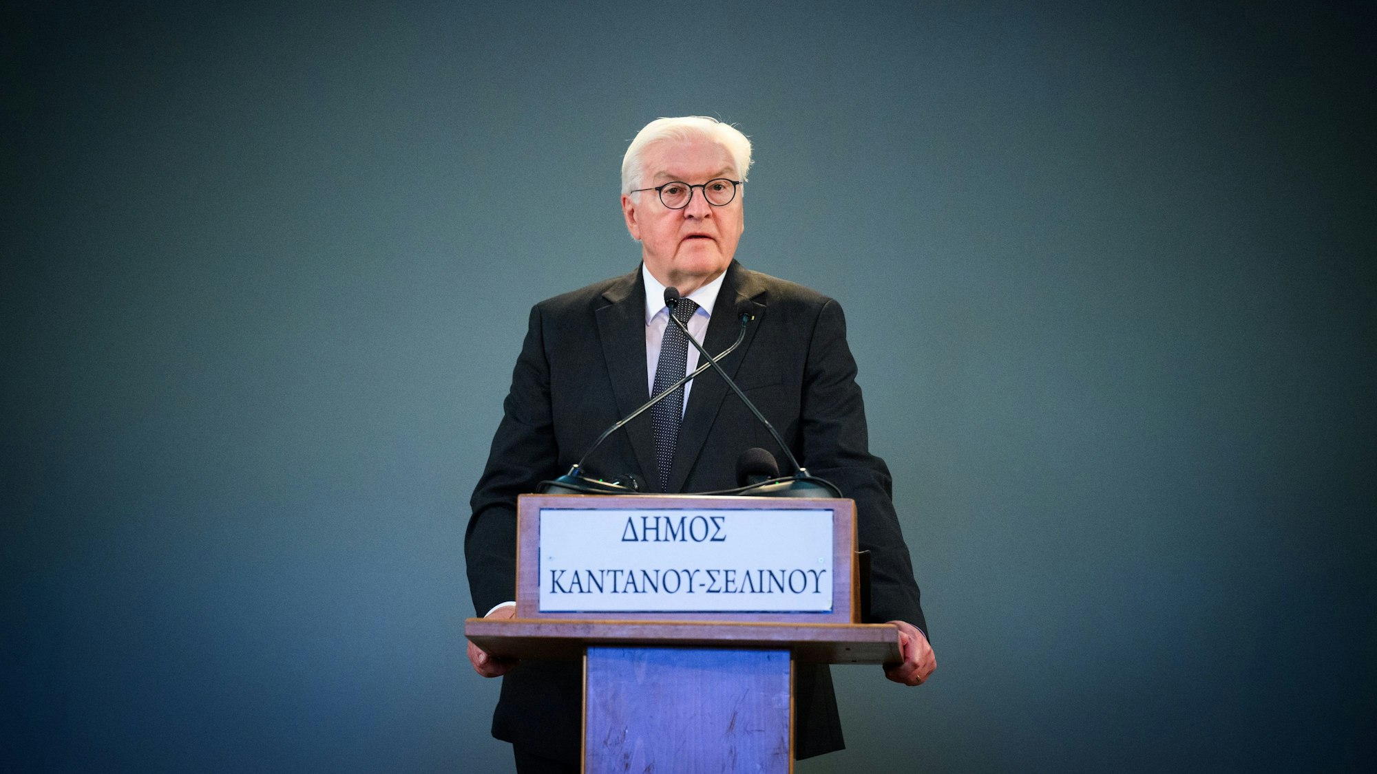 31.10.2024, Griechenland, Kandanos: Bundespräsident Frank-Walter Steinmeier spricht bei einer Gedenkveranstaltung für die Opfer der Zerstörung von Kandanos im Rathaus von Kandanos.