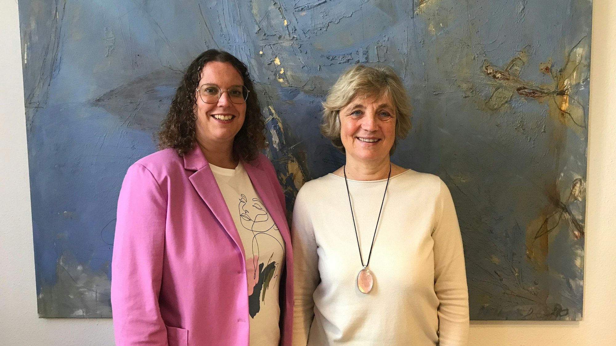 Das Foto zeigt Frauen vor einem Gemälde.