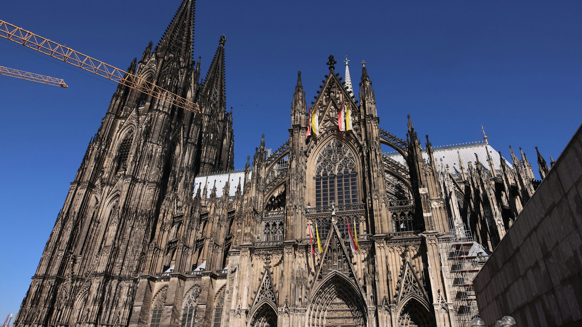 Das Foto zeigt die Südseite des Kölner Doms.