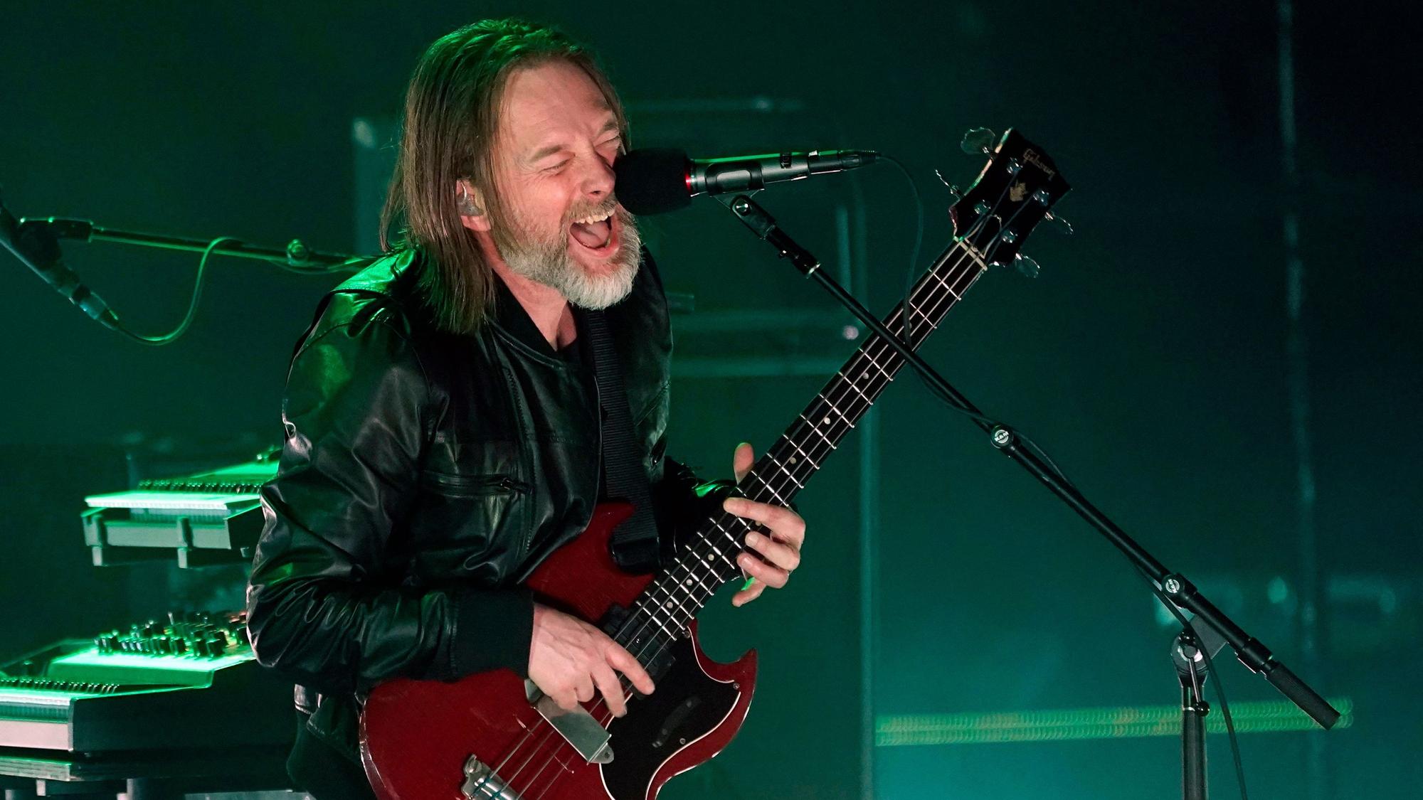 22.12.2022, USA, Los Angeles: Thom Yorke von Radiohead und The Smile tritt während eines Konzerts im Shrine Auditorium auf. Thom Yorke, Frontmann der britischen Rockband Radiohead, hat bei einem Solo-Konzert im australischen Melbourne einen Zwischenrufer zur Rede gestellt - und anschließend wütend die Bühne verlassen.