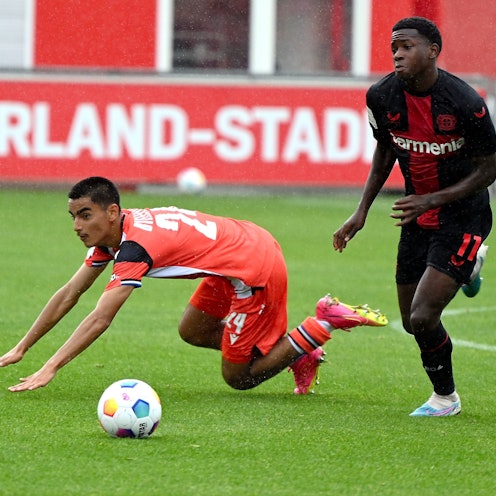 12.08.2023, Fussball-U17-Bayer 04-Arminia Bielefeld
rechts: Jeremiah Dennit Mensah (Bayer)
Foto: Uli Herhaus