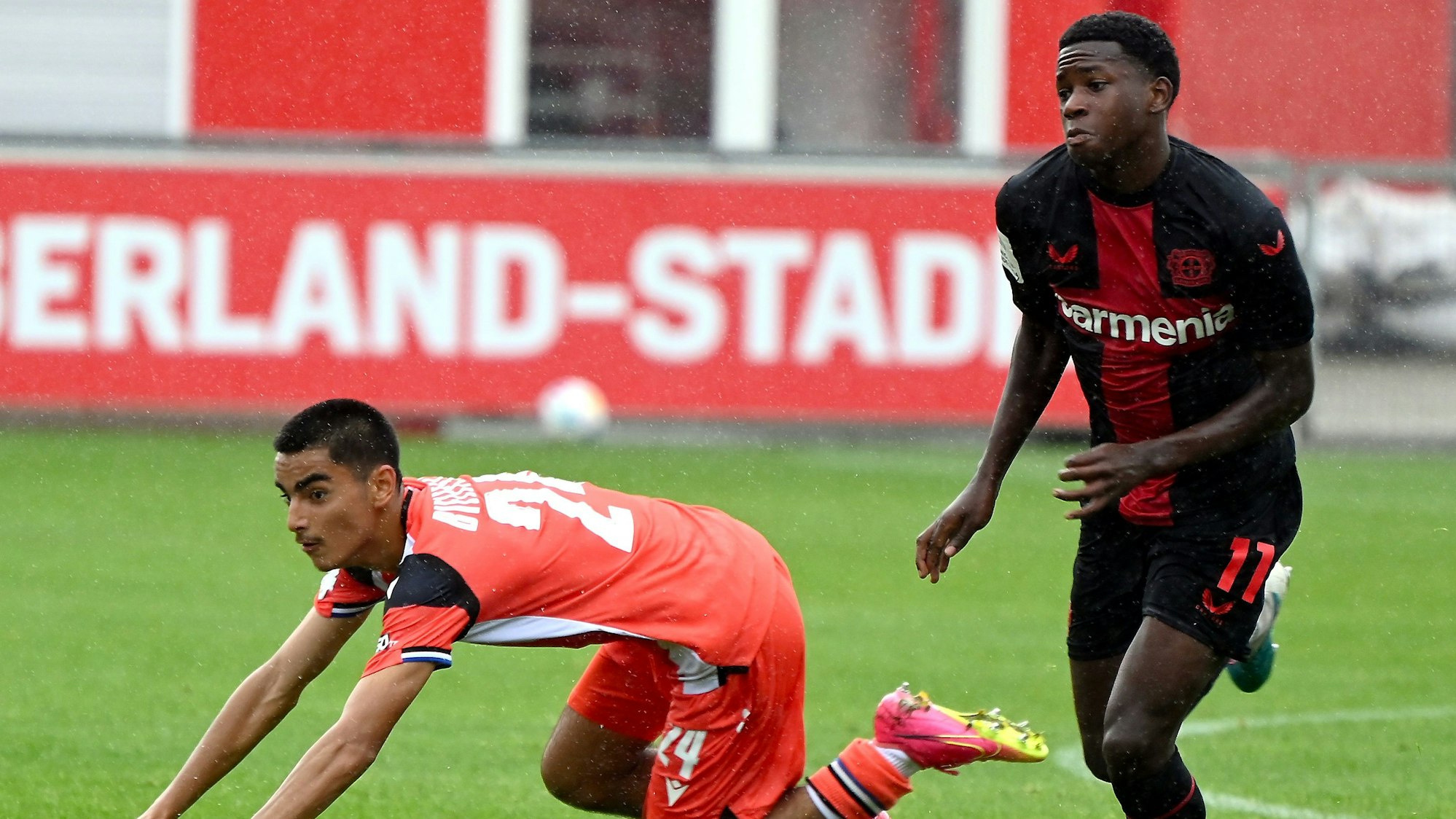 12.08.2023, Fussball-U17-Bayer 04-Arminia Bielefeld
rechts: Jeremiah Dennit Mensah (Bayer)
Foto: Uli Herhaus
