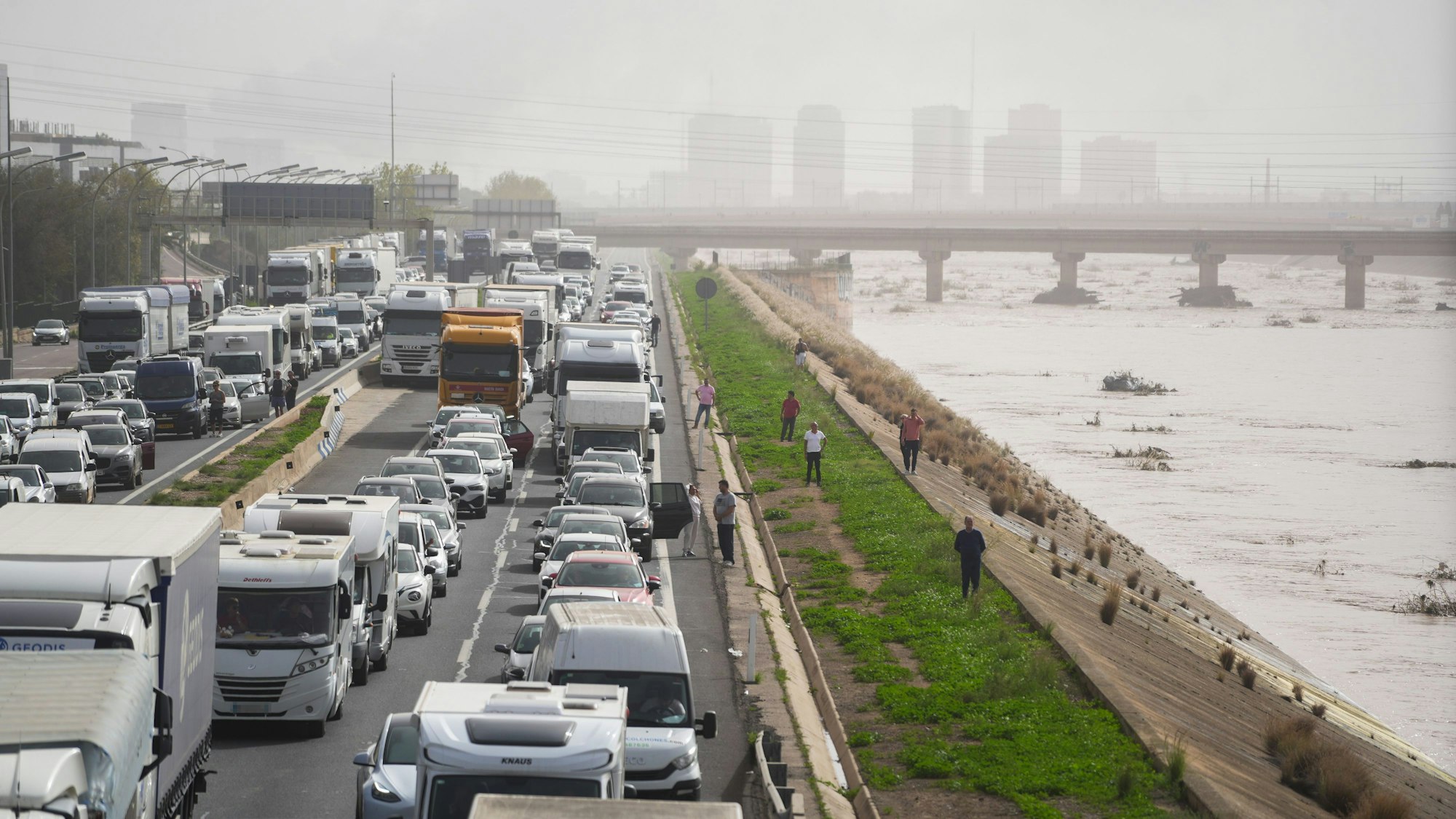 30.10.2024, Spanien, Valencia: Dutzende von Fahrzeugen stecken auf der A3 fest. Ein Wetterphänomen, das als «kalter Tropfen» bekannt ist, forderte Dutzende Menschenleben. Dabei ist das ganze Ausmaß der Jahrhundert-Tragödie noch unbekannt. Foto: Jorge Gil/EUROPA PRESS/dpa +++ dpa-Bildfunk +++