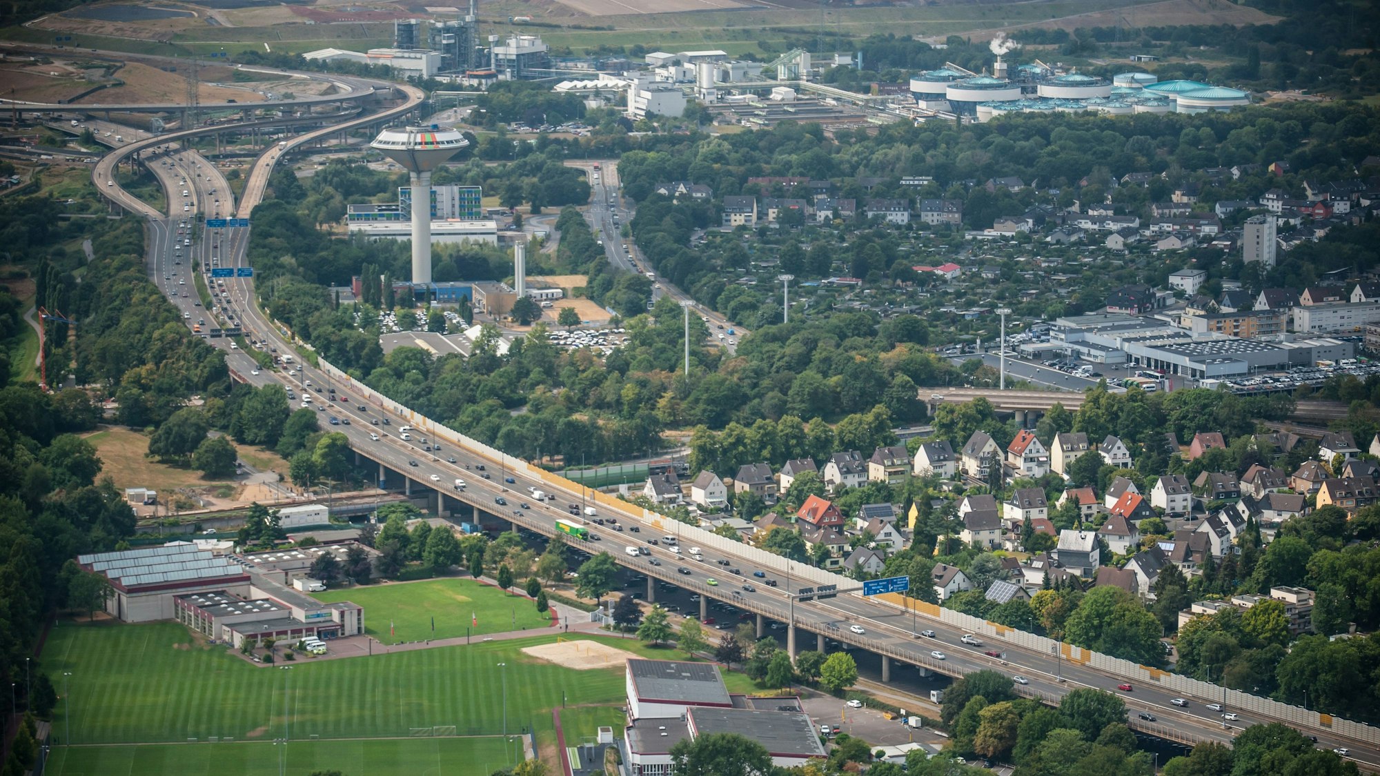 Luftbild von Leverkusen.
