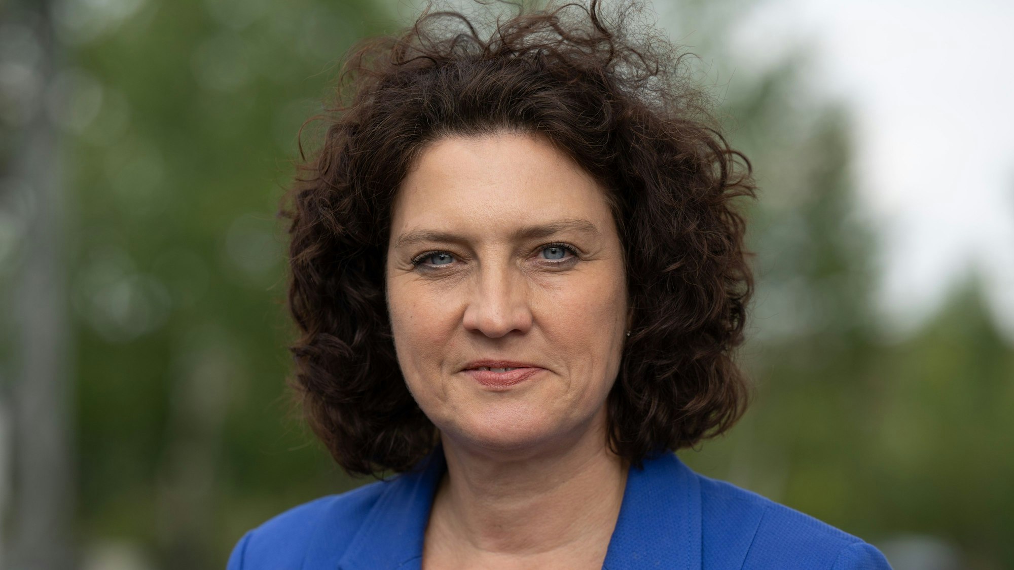 09.08.2022, Sachsen-Anhalt, Halle (Saale): Carola Reimann, Vorstandsvorsitzende des AOK-Bundesverbandes, besucht das Sozialtherapeutische Zentrum in Halle/Saale.