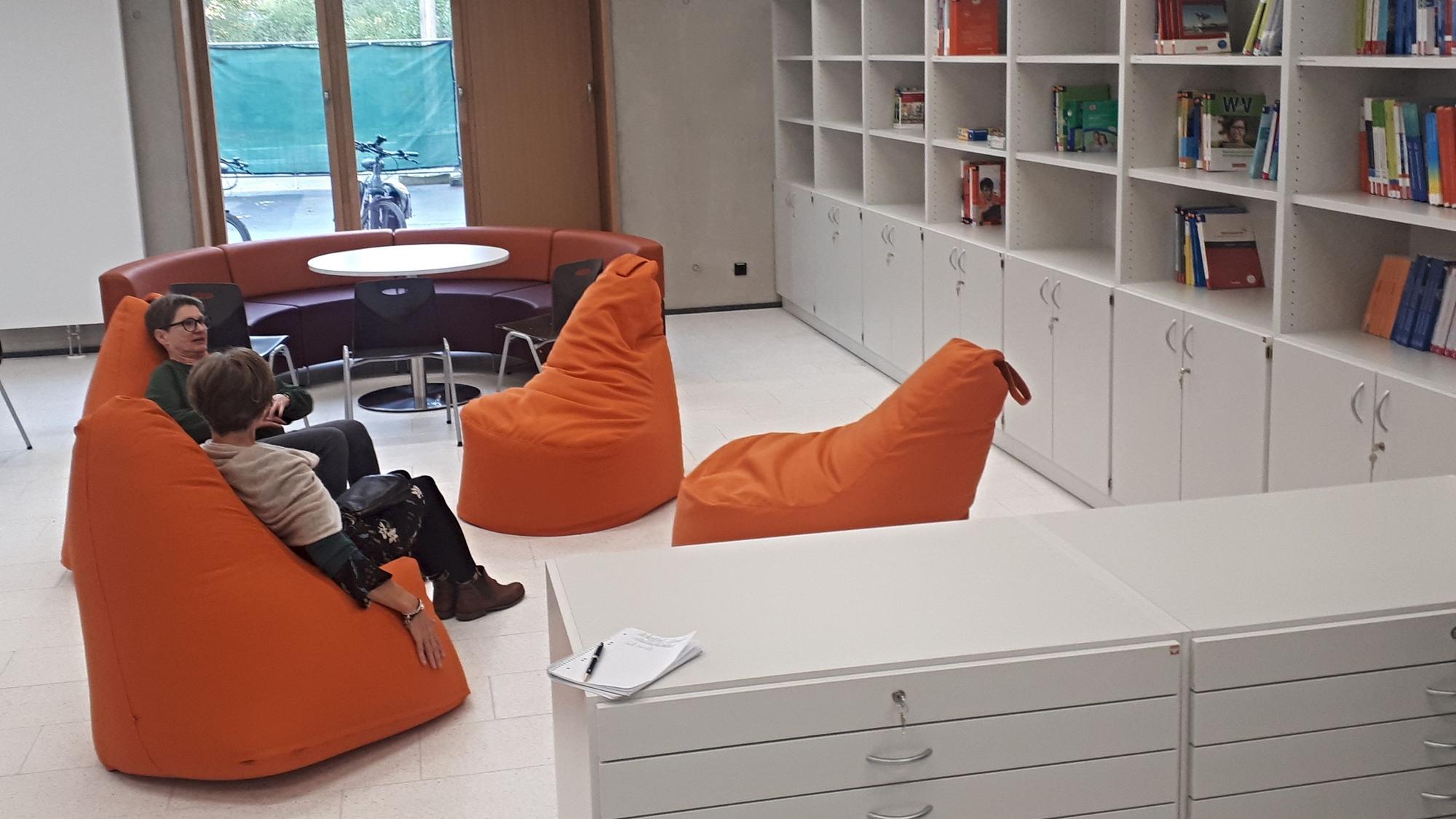 Blick in die Media- und Bibliothek: Anpassungsfähige Sessel laden zum entspannten Verweilen und Lesen ein.