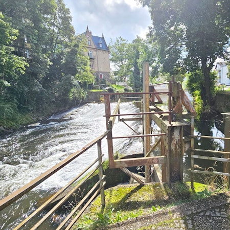 Die alte Wehranlage in der Urft in Gemünd.