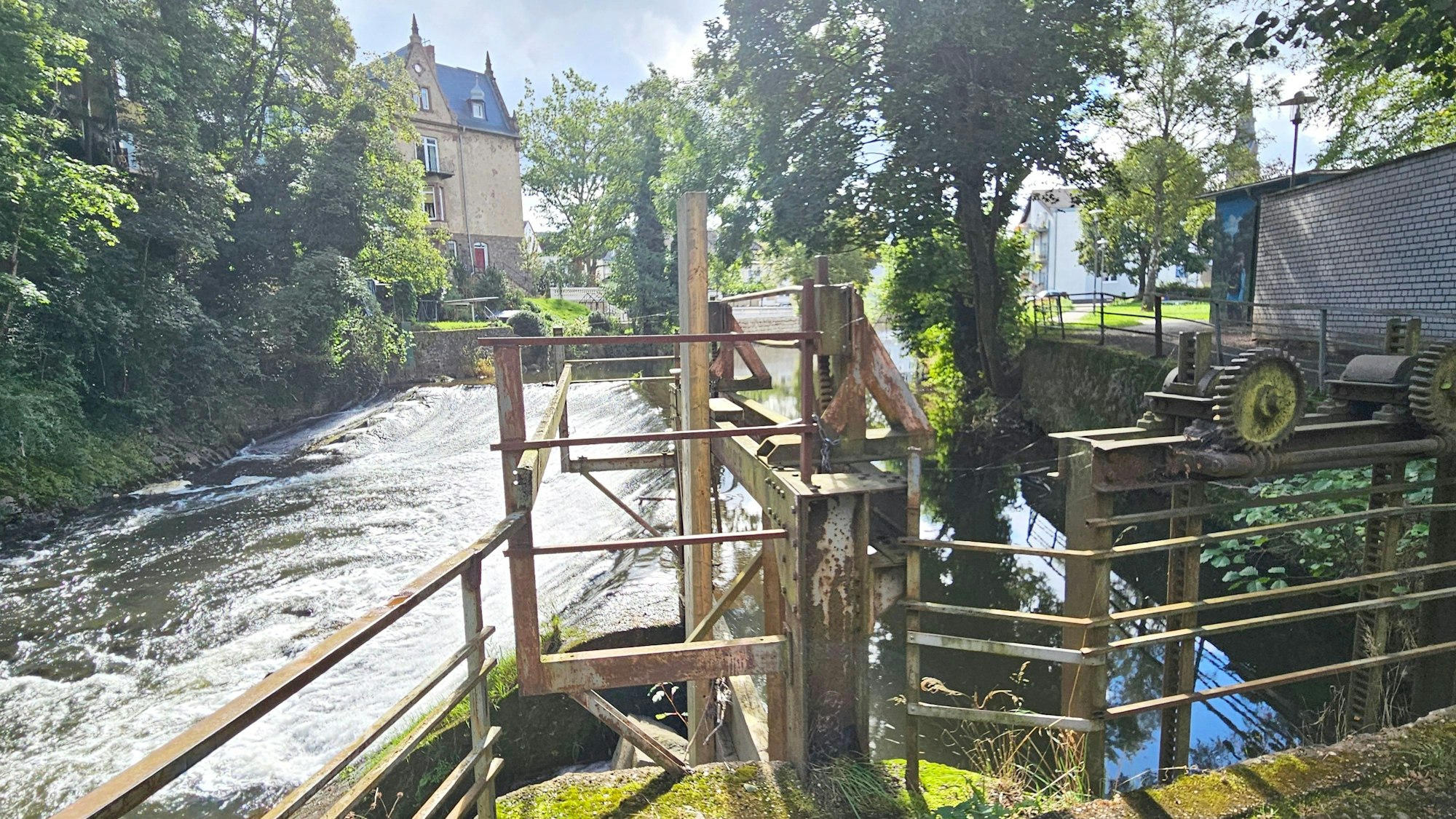 Die alte Wehranlage in der Urft in Gemünd.