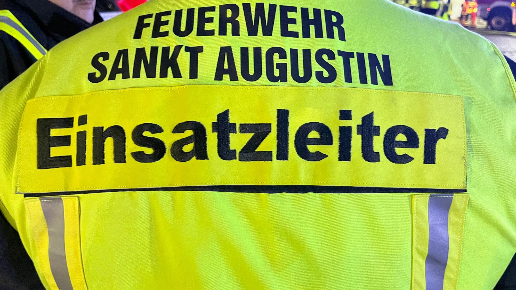 Der Einsatzleiter der Feuerwehr Sankt Augustin trägt eine gelbe Weste.