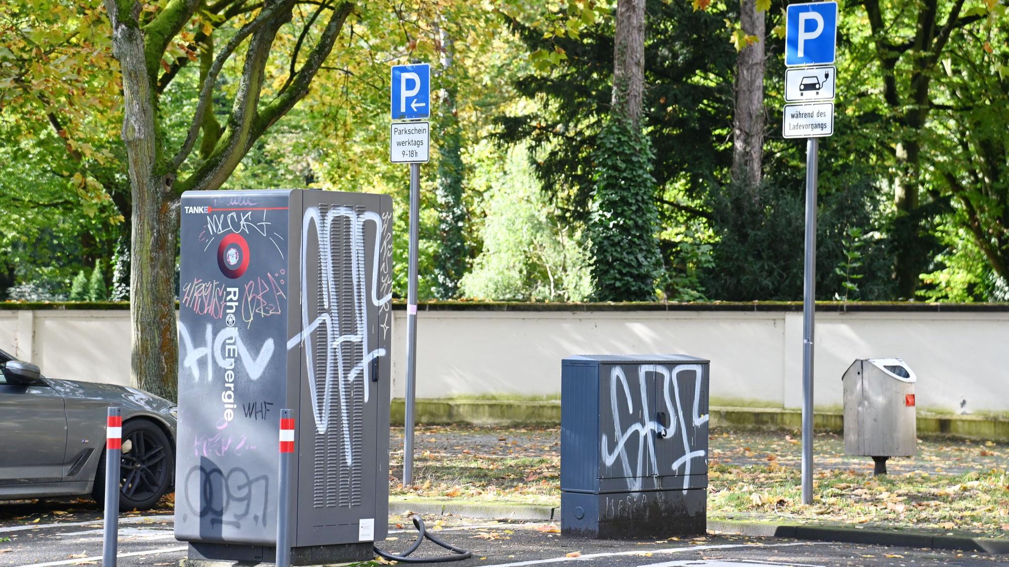 17.10.2024 Köln. Eine Ladesäule der neueren Generation auf der Piusstraße. Foto: Alexander Schwaiger