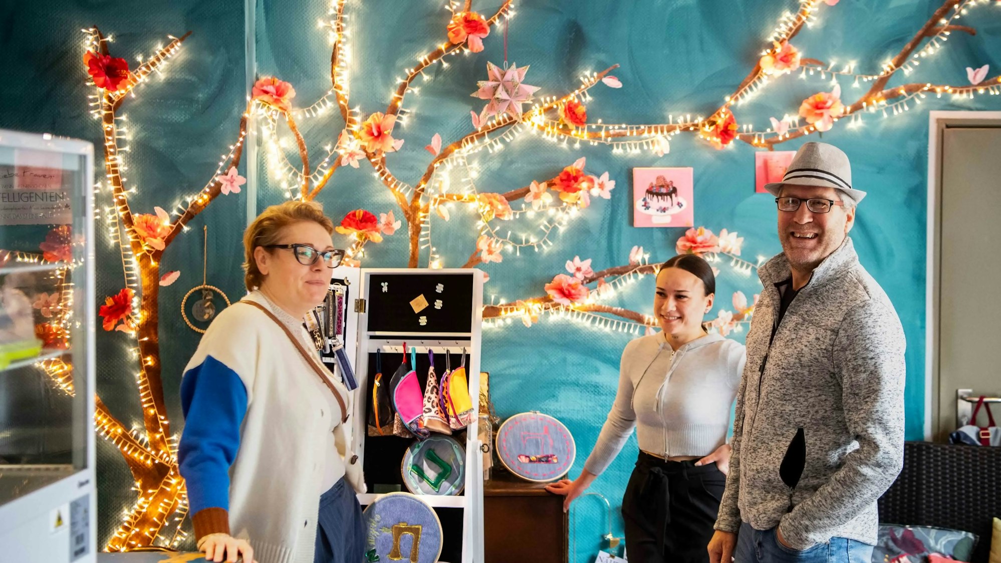 Das Bild zeigt die bisherige Betreiberin des Cafés in Kuchenheim und zwei der drei neuen Betreiber.