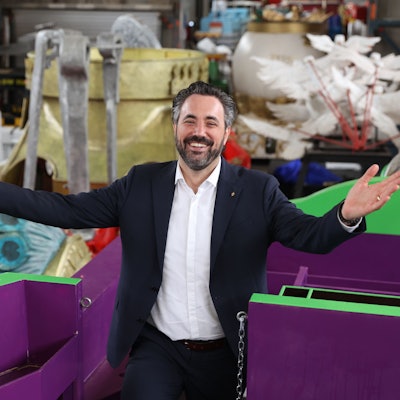 Marc Michelske steht lächelnd in der Wagenbauhalle des Festkomitees.
