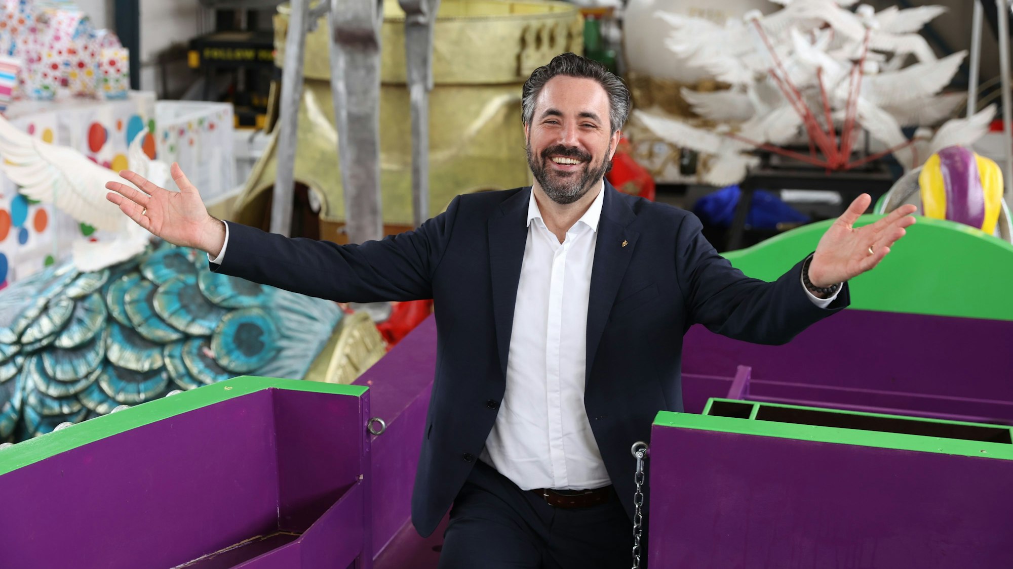 Marc Michelske steht lächelnd in der Wagenbauhalle des Festkomitees.