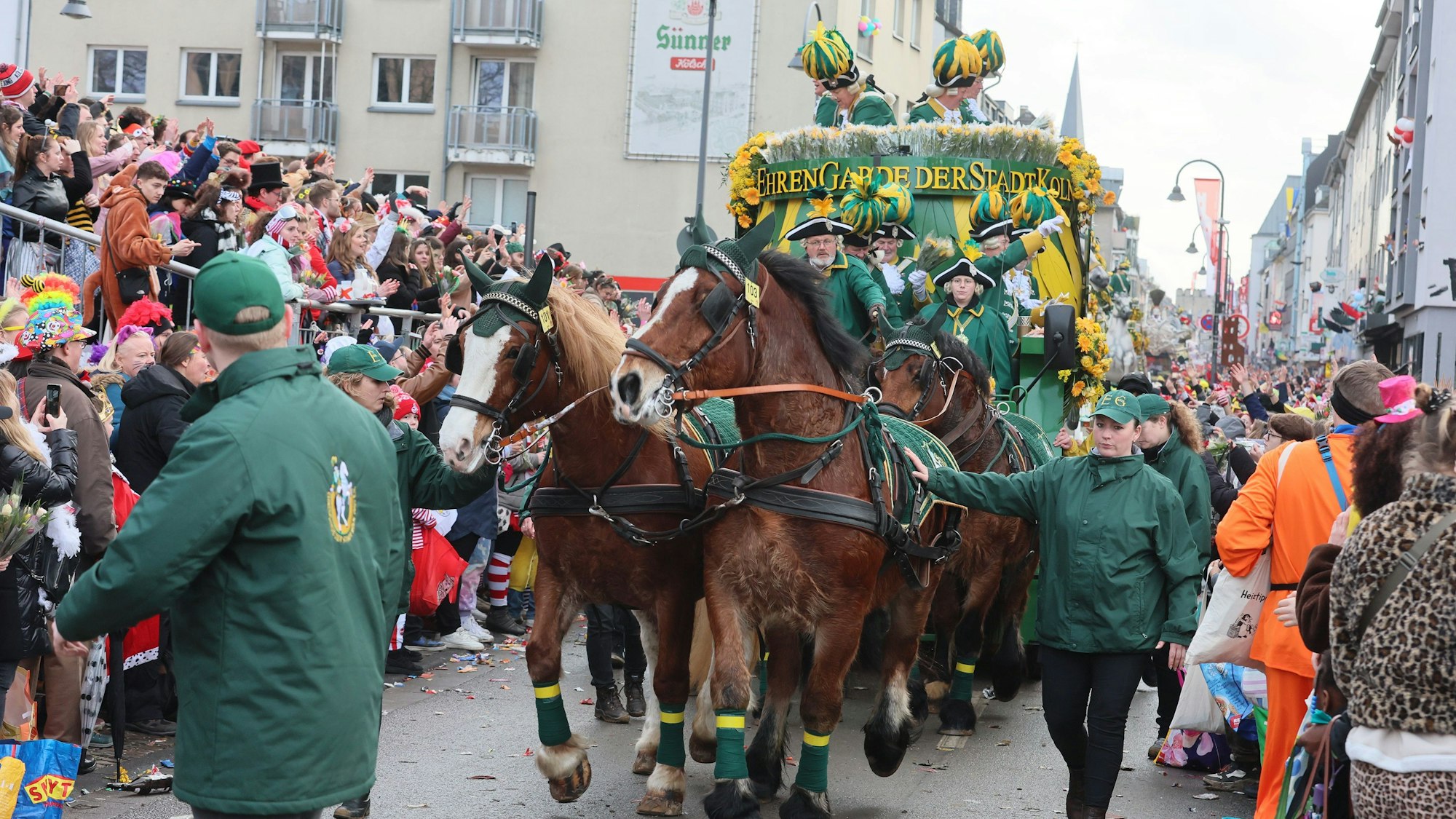 Rosenmontagszug, Pferdegespann der Ehrengarde auf der Severinstraße