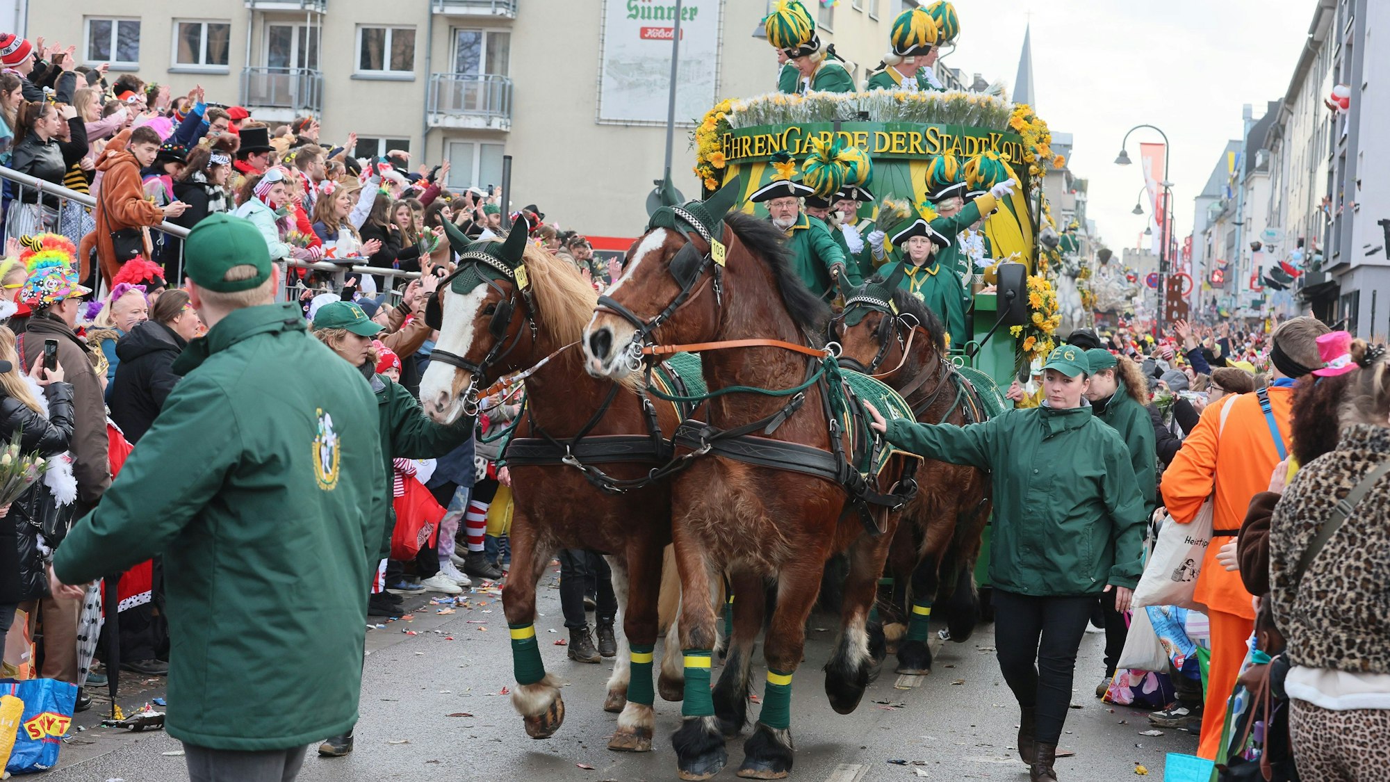 Ein Pferdegespann der Ehrengarde auf der Severinstraße während des Rosenmontagszugs.