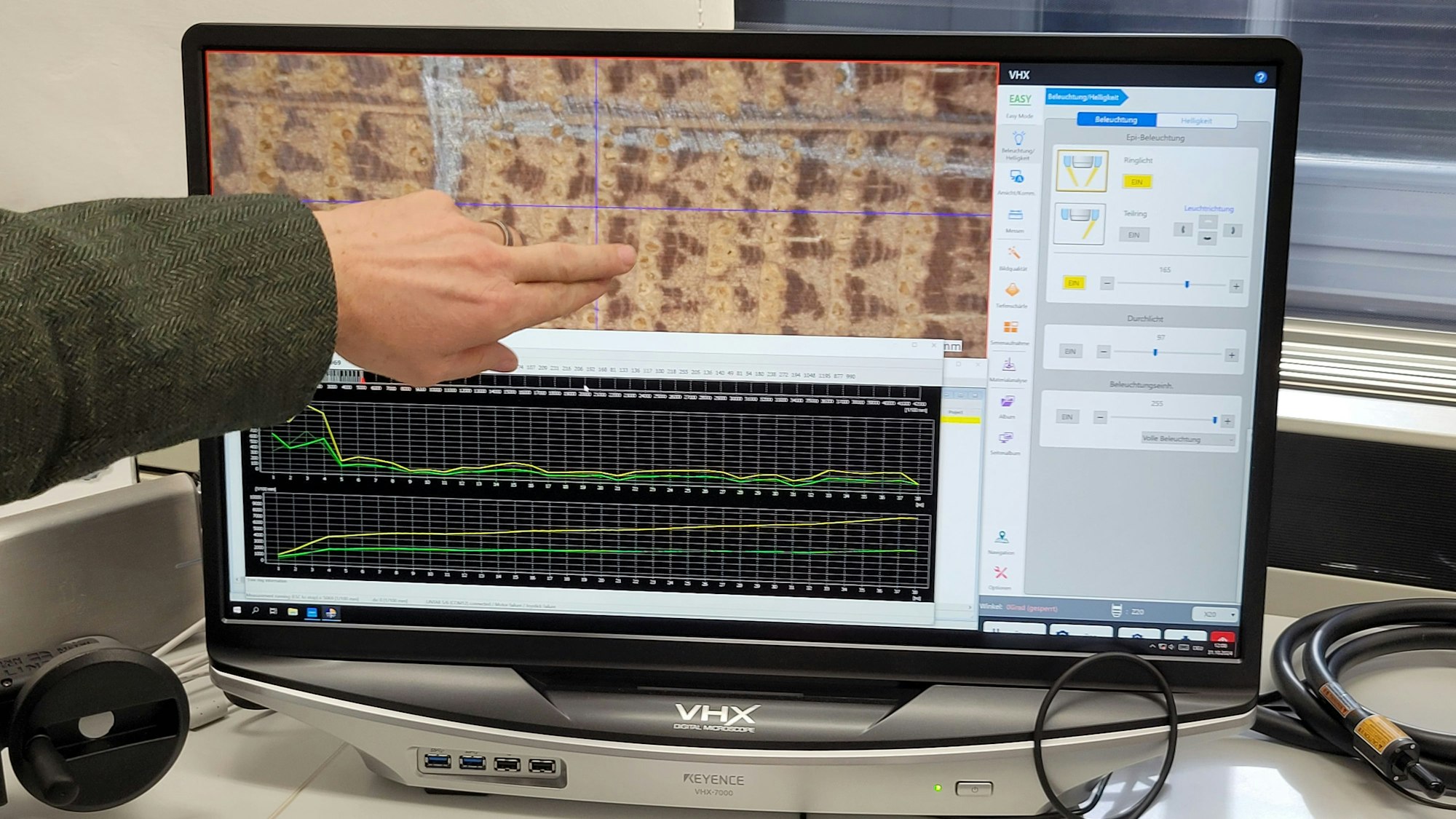 Der Bildschirm eines Computers. Im oberen Teil sind Jahresringe eines Baumes zu sehen, im unteren verschiedene Kurven.