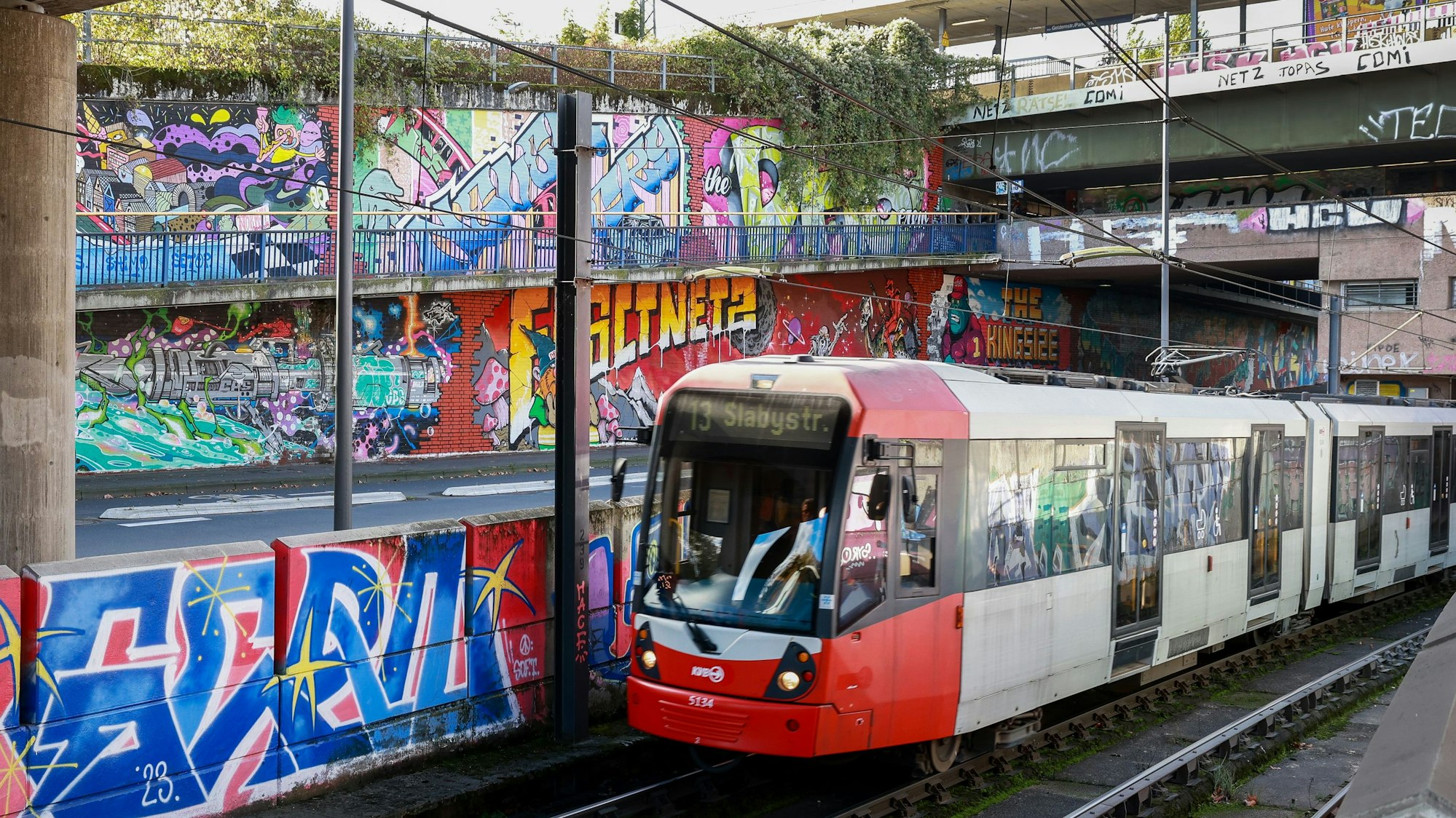 Eine KVB-Bahn der Linie 13 fährt aus dem Tunnel an der Haltestelle Geldernstraße/Parkgürtel.