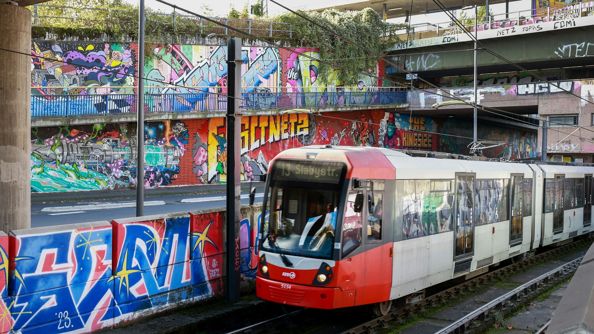 Eine KVB-Bahn der Linie 13 fährt aus dem Tunnel an der Haltestelle Geldernstraße/Parkgürtel.