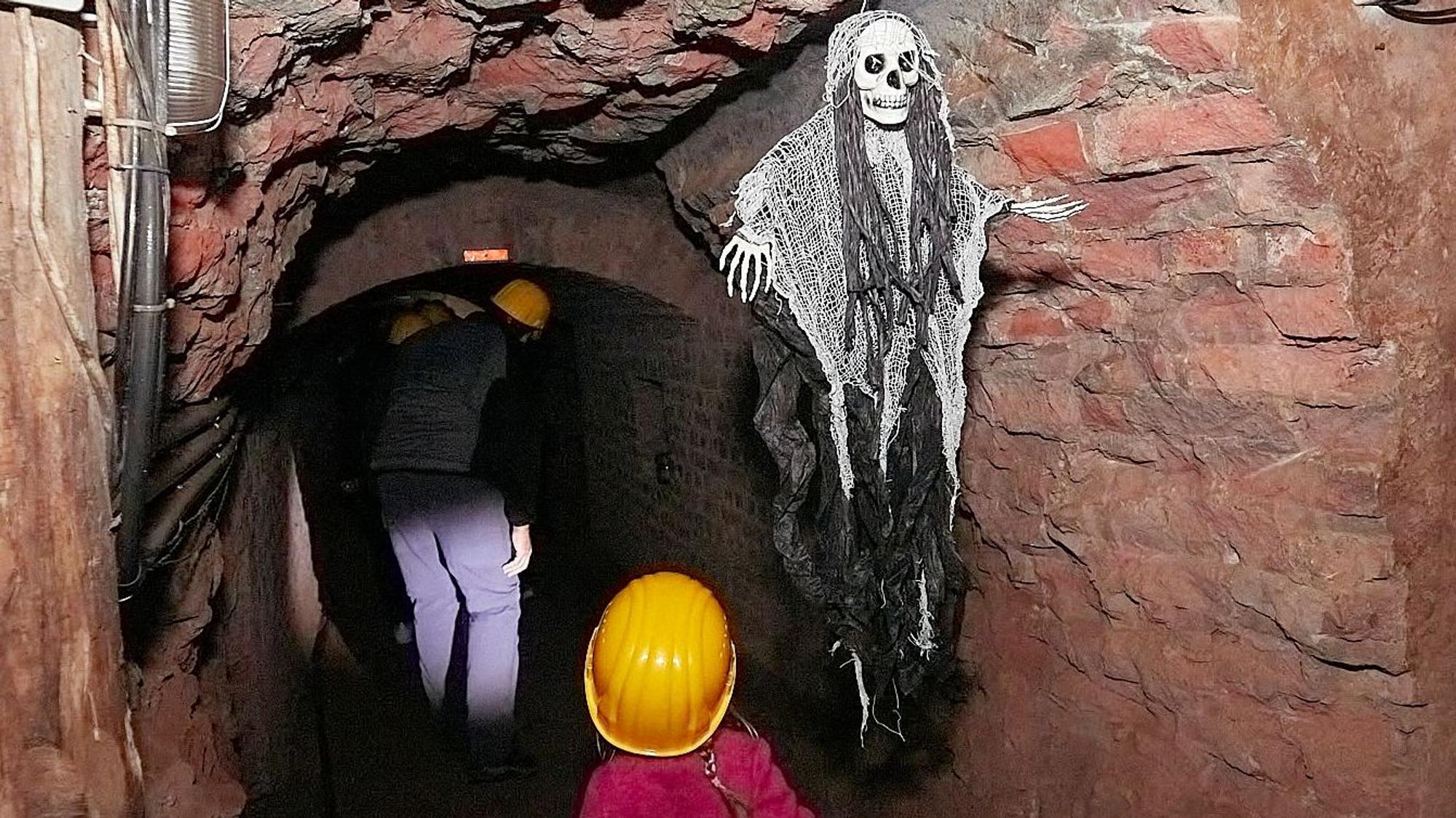 Im Stollen des Besucherbergwerks in Mechernich hängt während der Halloween-Führungen ein schwarz-weißes Gespenst.
