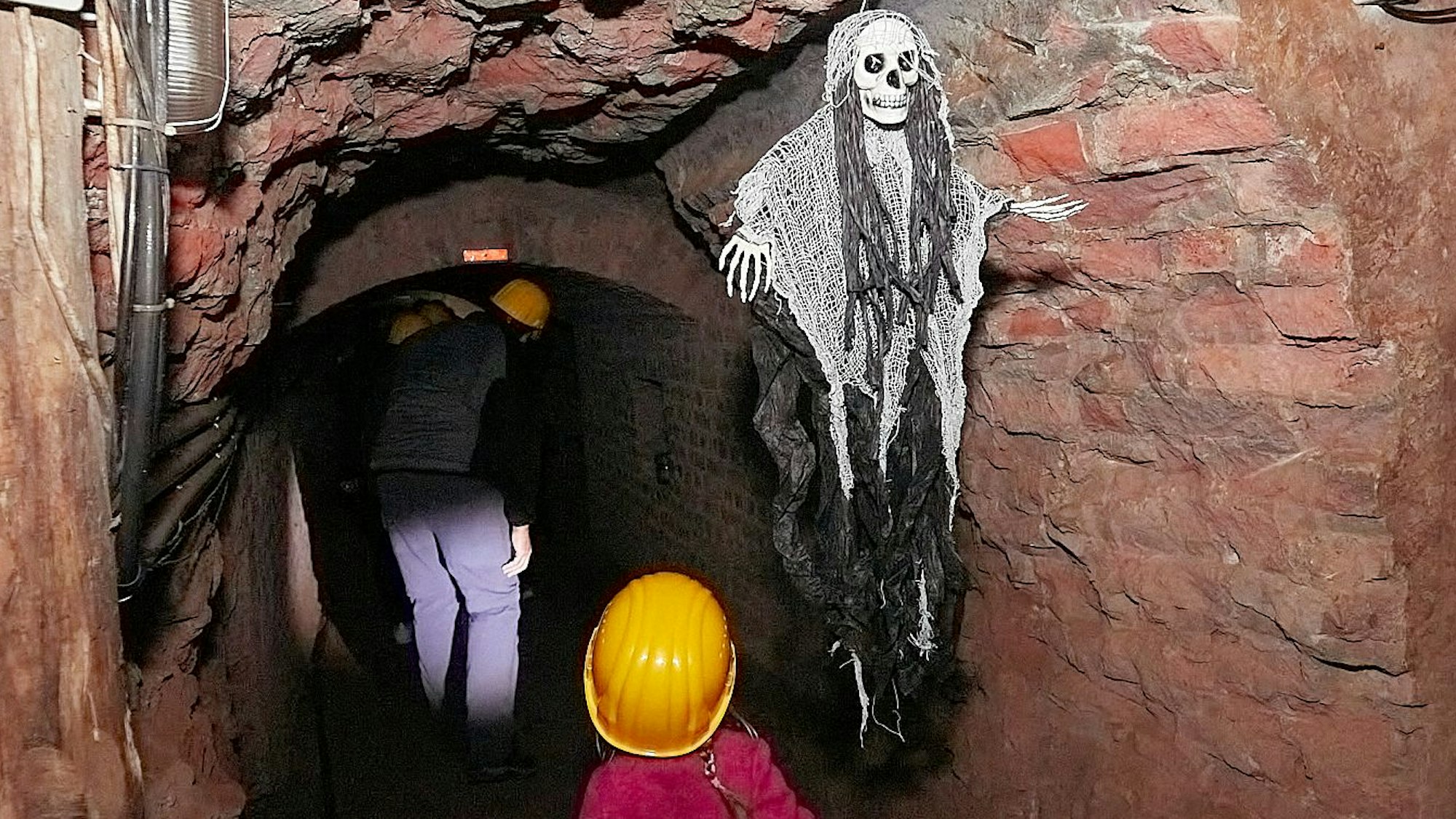 Im Stollen des Besucherbergwerks in Mechernich hängt während der Halloween-Führungen ein schwarz-weißes Gespenst.