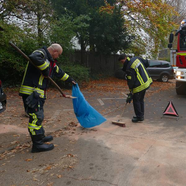 Wenn sie eine Ölspur beseitigt, streut die Feuerwehr die verunreinigte Stelle mit einem Bindemittel ab und kehrt es zusammen.