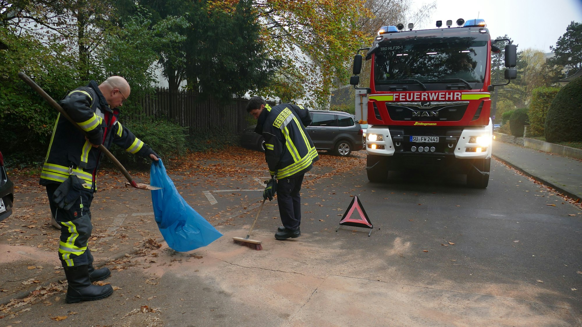 Wenn sie eine Ölspur beseitigt, streut die Feuerwehr die verunreinigte Stelle mit einem Bindemittel ab und kehrt es zusammen.