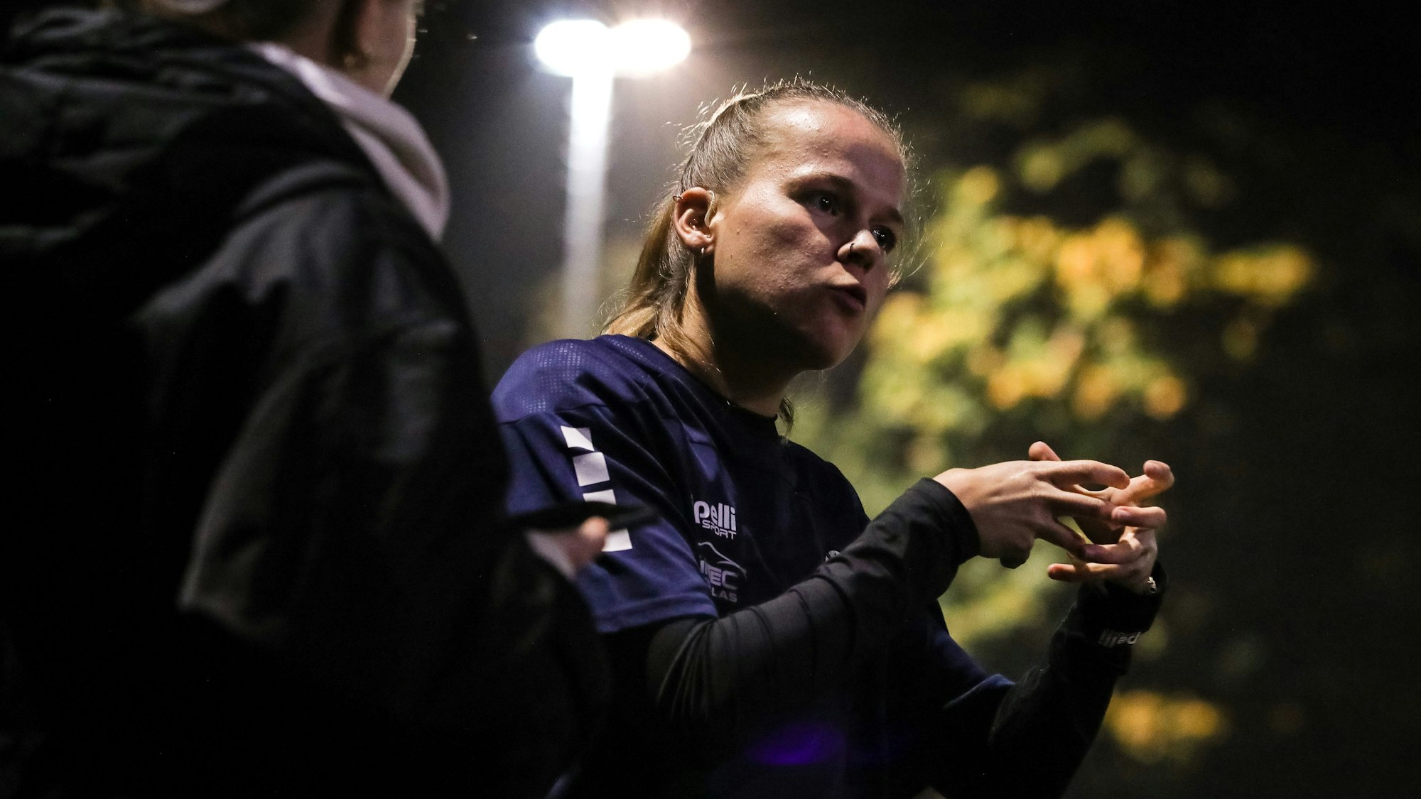 Amanda Wysocka kommuniziert in Gebärdensprache.