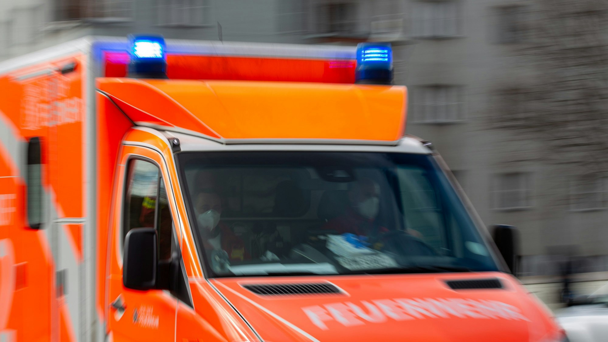 Ein Rettungswagen der Feuerwehr fährt auf einer Straße. (Symbolbild)