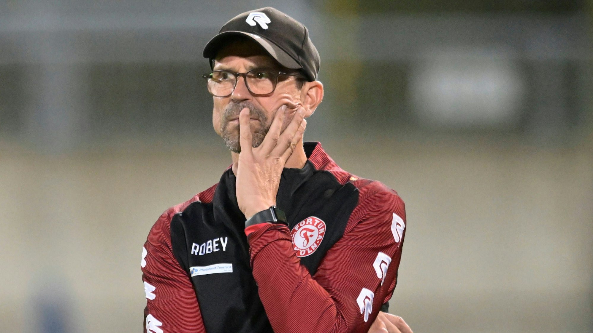 GER, Regionalliga West, Wuppertaler SV vs. Fortuna Köln / 30.08.2024, Wuppertal , Stadion am Zoo, GER, Regionalliga West, Wuppertaler SV vs. Fortuna Köln DFB- Regionalliga West regulations prohibit any use of photographs as image sequences and/or quasi-video im Bild ein nachdenklicher Trainer Matthias Mink Fort. Köln . *** GER, Regionalliga West, Wuppertaler SV vs Fortuna Köln 30 08 2024, Wuppertal , Stadion am Zoo, GER, Regionalliga West, Wuppertaler SV vs Fortuna Köln DFB Regionalliga West regulations prohibit any use of photographs as image sequences and or quasi video in the picture a thoughtful coach Matthias Mink Fort Köln NordphotoxGmbHx/xFreund nph00018