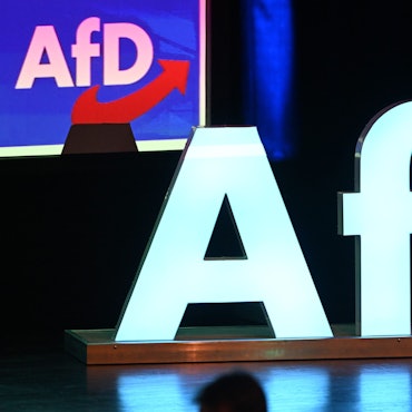 ARCHIV - 27.04.2024, Baden-Württemberg, Donaueschingen: Das Logo der Partei AfD steht bei einer Wahlkampfkundgebung in der Donauhalle. Im oberschwäbischen Weingarten hat die Stadt der AfD ein zweijähriges Nutzungsverbot für eine große Veranstaltungshalle erteilt.  (zu dpa: «Stadt erteilt AfD Nutzungsverbot für Veranstaltungshalle») Foto: Bernd Weißbrod/dpa +++ dpa-Bildfunk +++