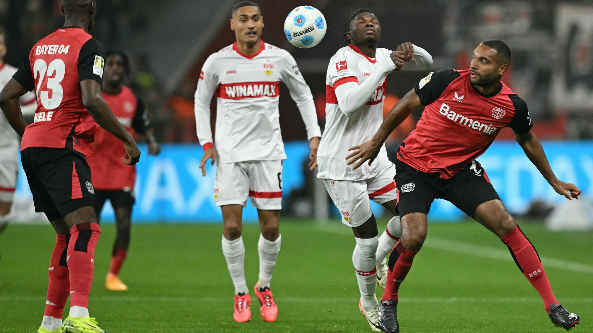 Jonathan Tah im Zweikampf mit Stuttgarts Josha Vagnoman