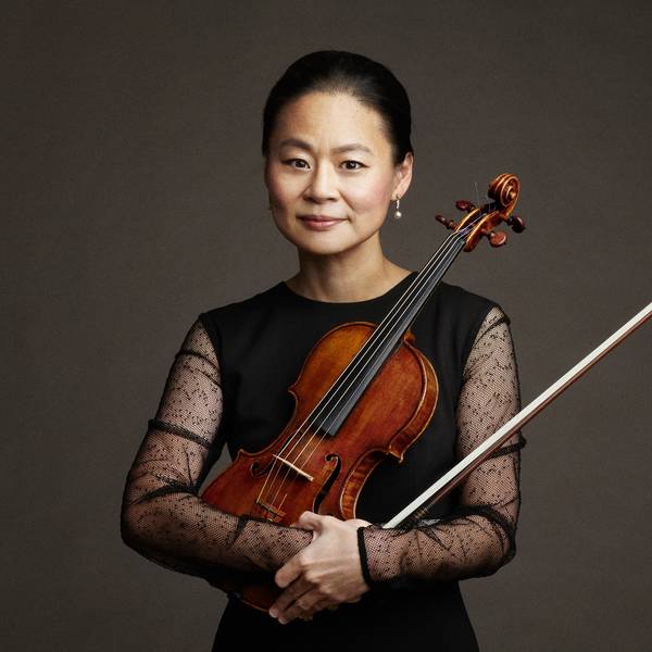 Midori hält eine Violine im Arm.