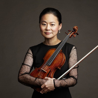 Midori hält eine Violine im Arm.