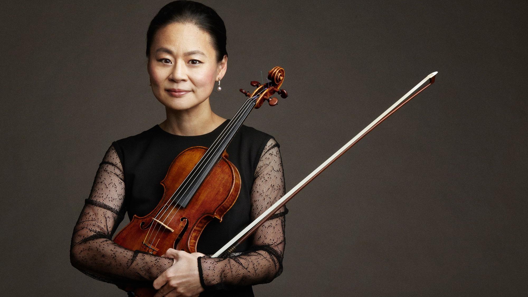Midori hält eine Violine im Arm.