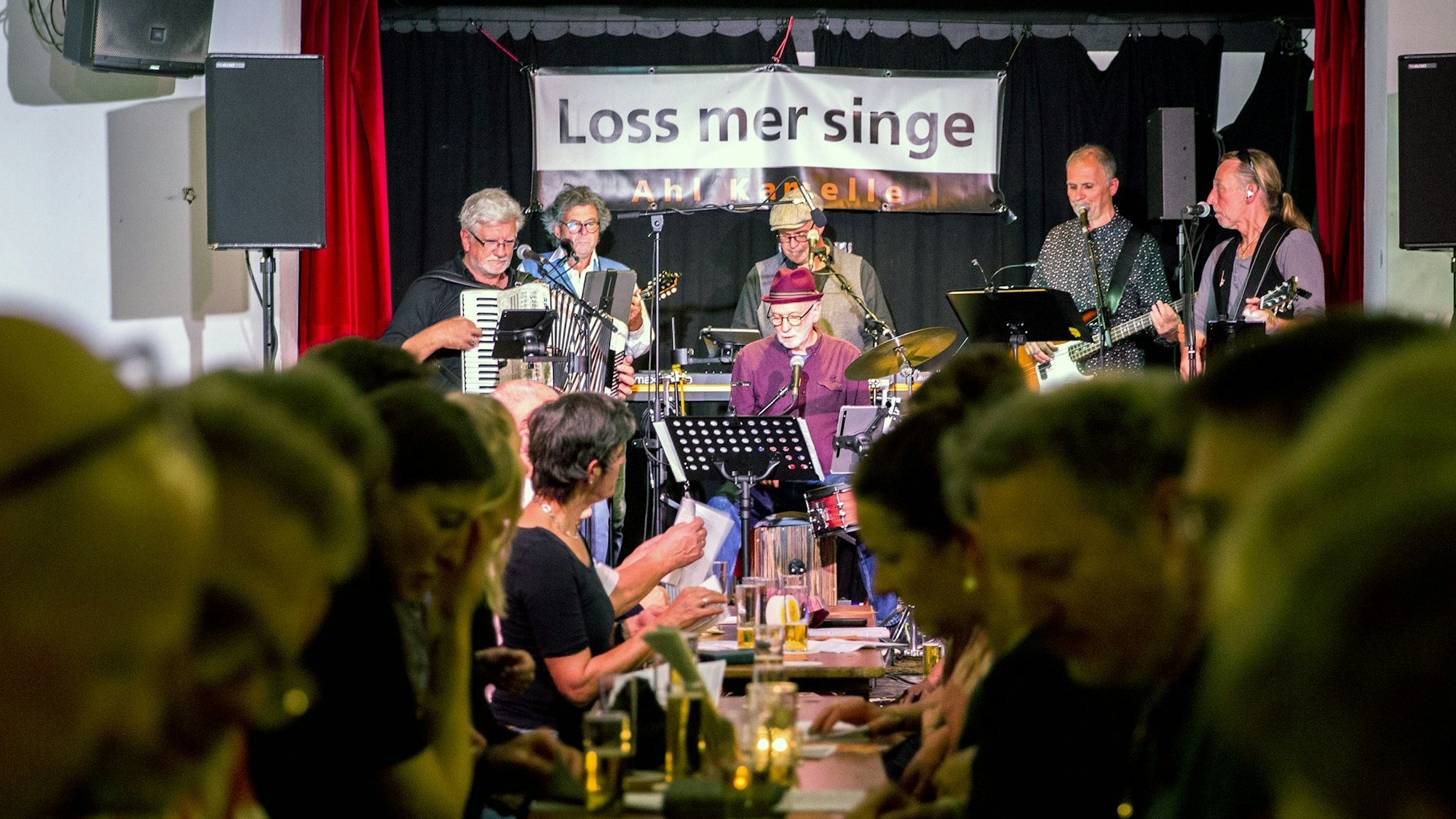 Ahl Kamelle spielt auf einer kleinen Bühne im Gasthaus im Viertel.
