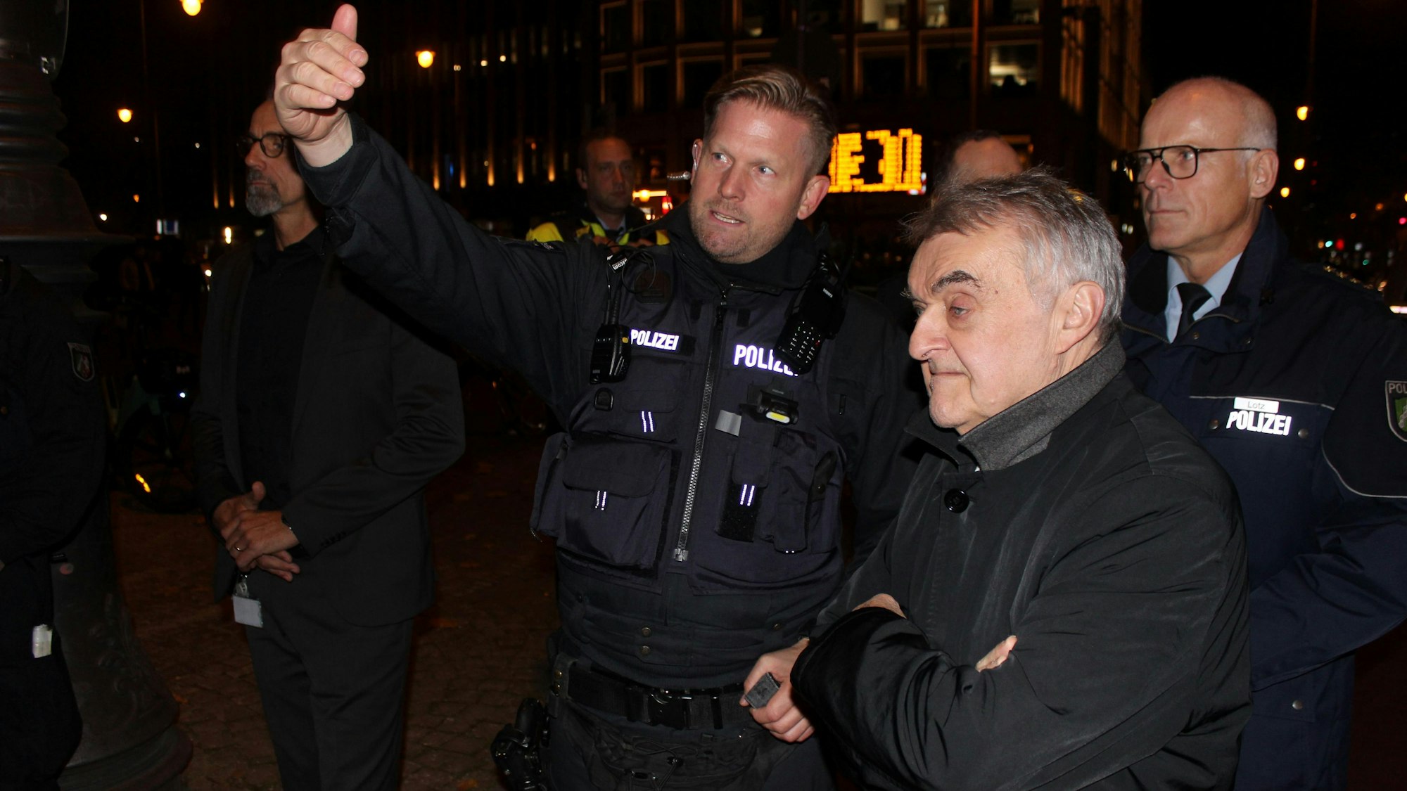 NRW-Innenminister Herbert Reul machte sich ein Bild von der Lage vor Ort.