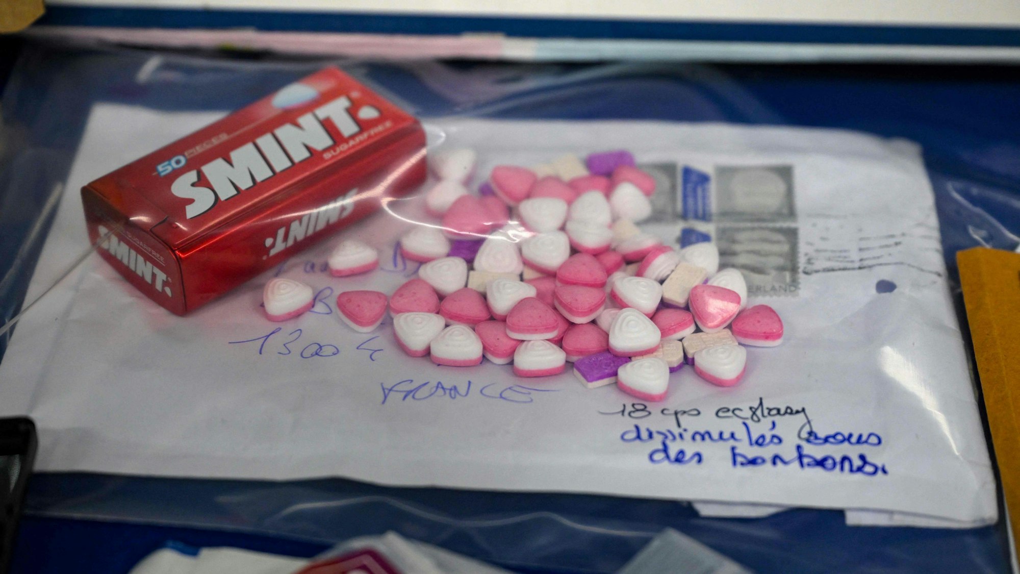 Pillen liegen auf einem Umschlag.