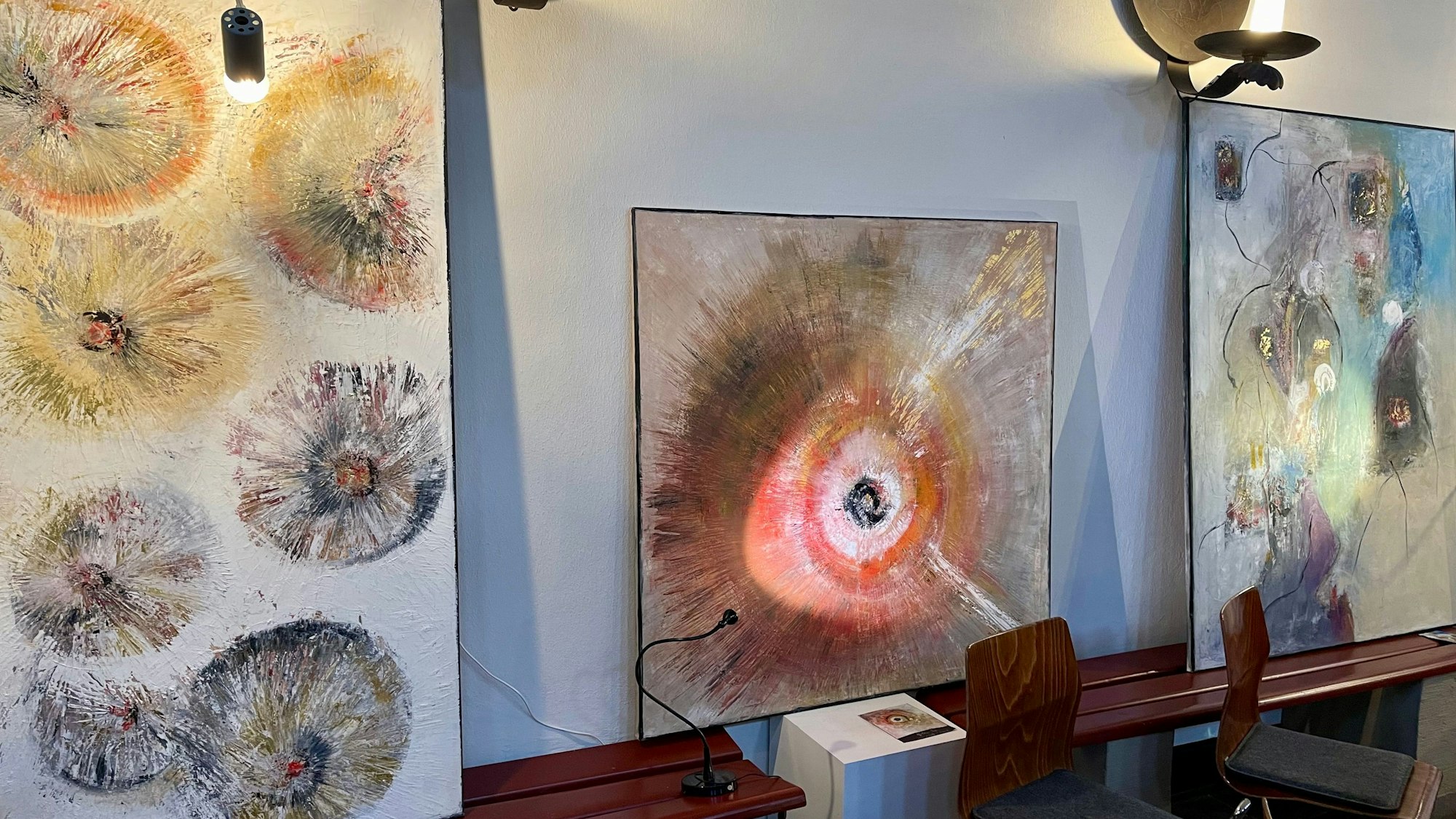 Häufiges Motiv von Monika Arns-Müller: Die runden Blüten des Höhenfeuerwerks, das sie in seiner Spritzigkeit und Farbigkeit auf Leinwand bannt.