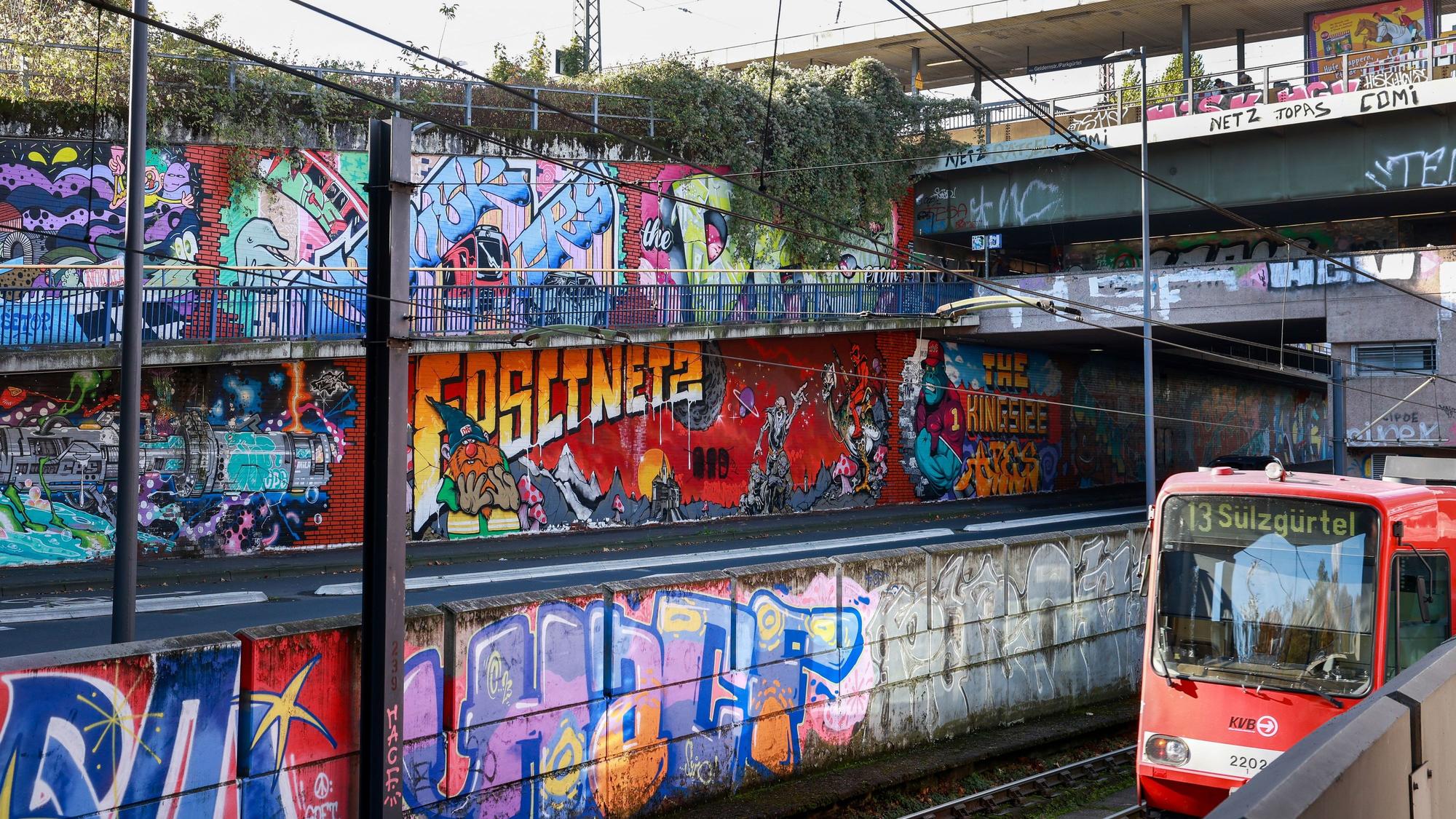 Haltestelle der grellen Farben: Die Kölner U- und S-Bahn-Station Geldernstraße/Parkgürtel