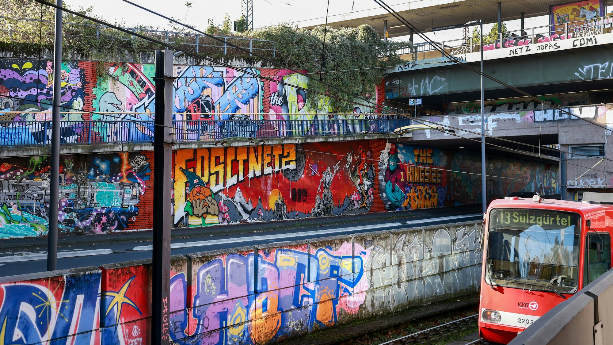 Haltestelle der grellen Farben: Die Kölner U- und S-Bahn-Station Geldernstraße/Parkgürtel