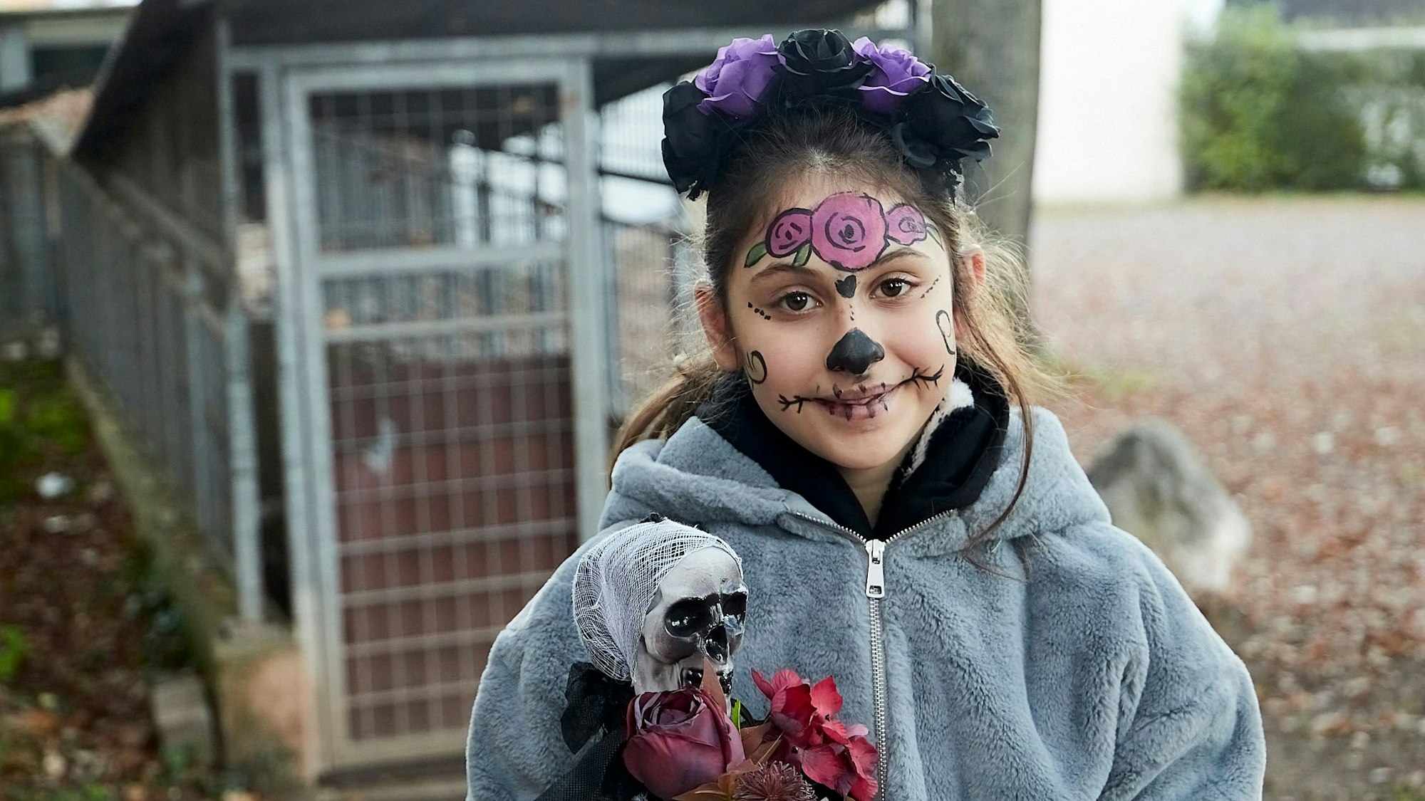 Ein Mädchen ist zu Halloween geschminkt.