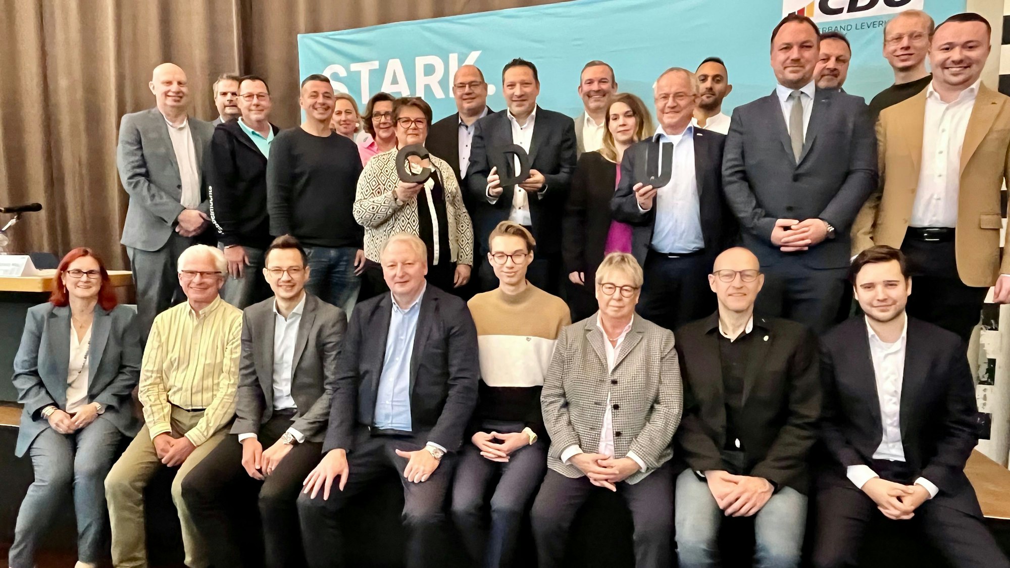 26 Politiker auf der Bühne