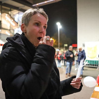 Iris Vater während der Typisierung in der BayArena.